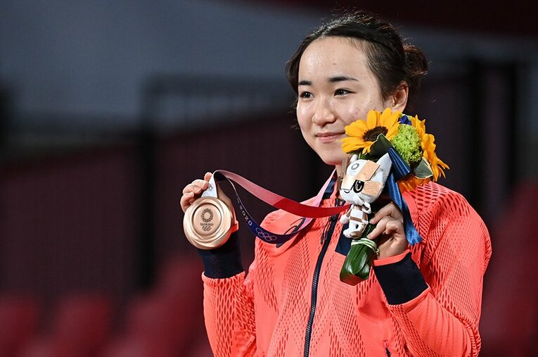 卓球女子シングルスの3位決定戦で勝利し、銅メダルを手にした伊藤美誠。シングルスでの打倒中国はならなかったが大会はまだ続く ／ photograph by Asami Enomoto／JMPA