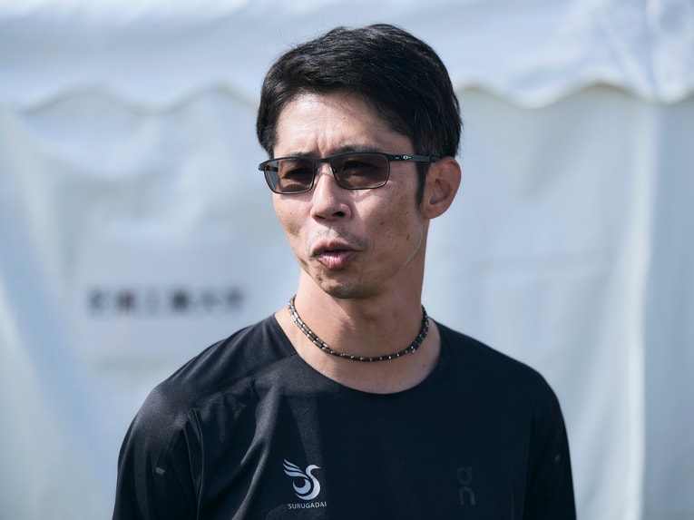 現在の徳本監督。派手な髪色や奇抜サングラスでも注目を集めた　©Yuki Suenaga