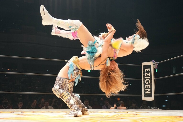 クロスアームスープレックスで岩谷麻優を投げるビクトリア弓月　©Essei Hara