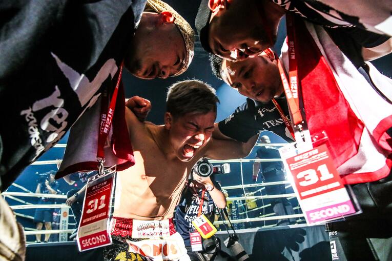 『RIZIN』キックトーナメント決勝前、那須川天心は円陣を組んで雄叫びをあげる　©RIZIN FF Susumu Nagao