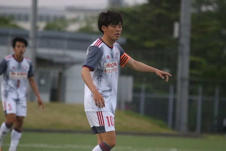 キャプテンマークを託されるFW満田誠（4年）©Takahito Ando