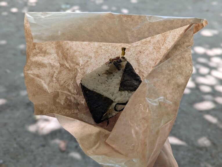 「おむすび権米衛」で記者が購入した高菜のおにぎり　©Yu Saito