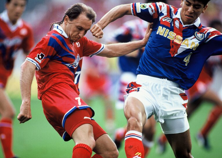 アルシンドと井原正巳　©Sports Graphic Number