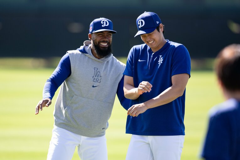 じゃれあう2人　©Nanae Suzuki