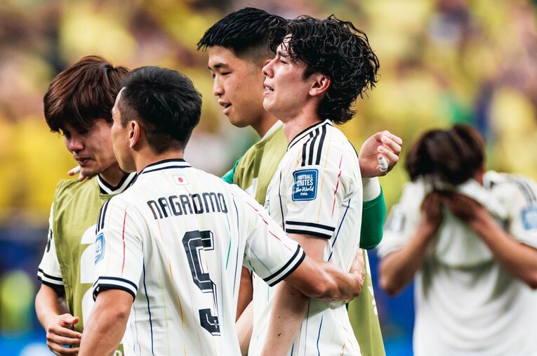 ブラジル戦後、傷心の田中碧をいたわる日本代表のチームメートたち ／ photograph by Kiichi Matsumoto/JMPA