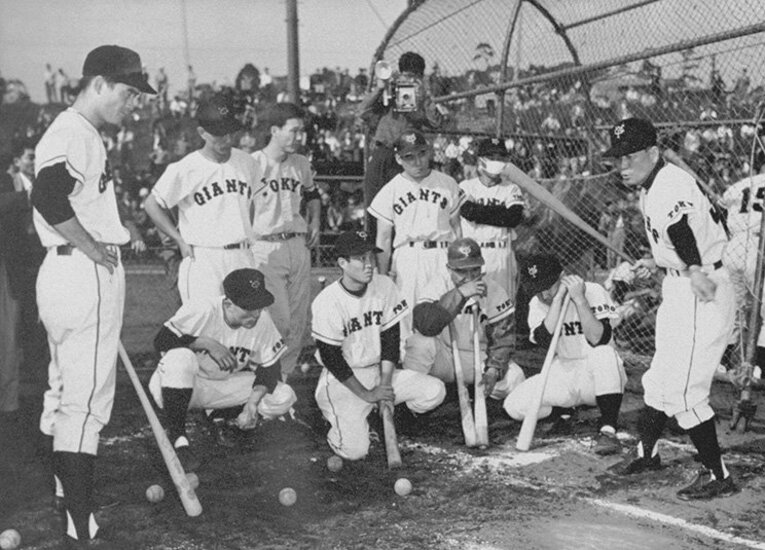 日本シリーズに備え水原円裕監督（右端）を中心に調整する長嶋茂雄（左）ら（1958年）　©KYODO