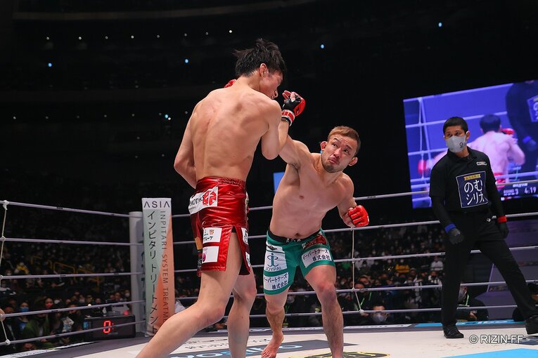 バンタム級ジャパンGP決勝　朝倉海vs扇久保博正　©RIZIN FF