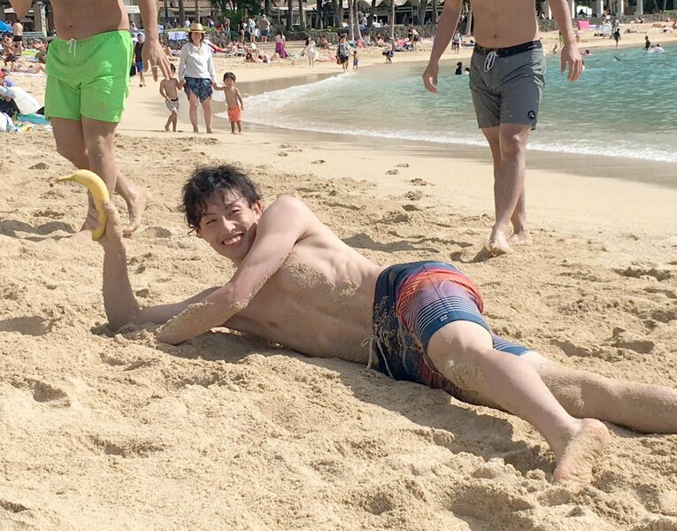 これが“驚速”ボディ？　2019年オフの優勝旅行でビーチフラッグに興じる22歳の周東　©SANKEI SHIMBUN