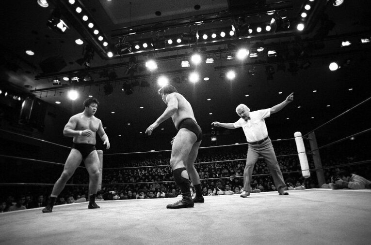 左から藤波辰巳、木村健悟、特別レフェリーの上田馬之助。スプリングが外された固いリング上での攻防は、緊張感あふれるものとなった ／ photograph by Essei Hara