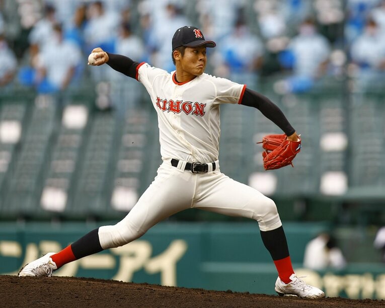 近江戦で力投する日大東北の“4番エース”吉田達也