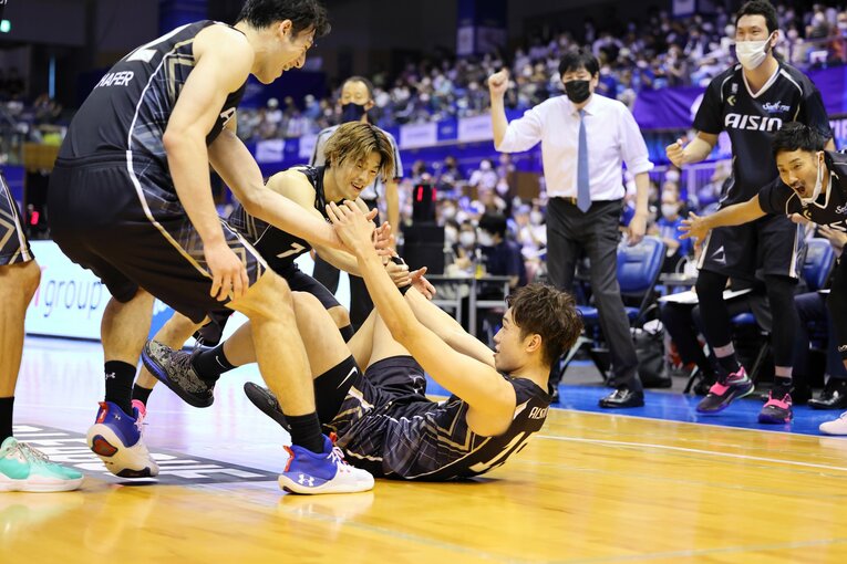 西田を引き起こすPGの長野（中央）。若きエース候補たちの加入に大きな刺激を受けている