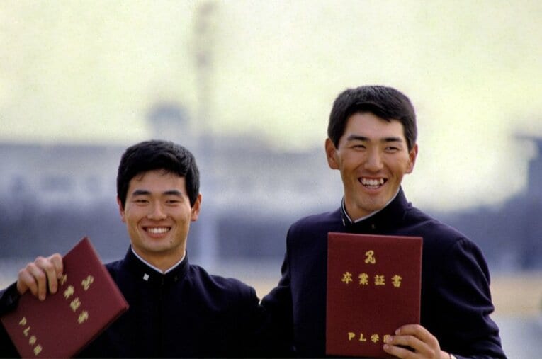 1985年のドラフトを経て、PL学園の卒業式で2ショットの清原和博と桑田真澄　©Katsuro Okazawa/AFLO