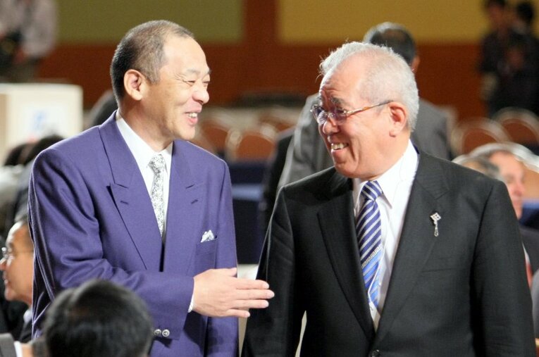 2008年のドラフト会議。楽天・野村克也監督と談笑する中日・落合博満監督 ／ photograph by Sankei Shimbun