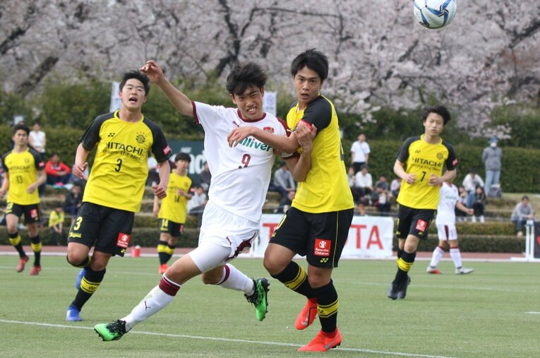 柏U-18時代に尚志高の染野唯月（左、現U-23日本代表／東京ヴェルディ）とマッチアップする戸田伊吹　©︎Takahito Ando