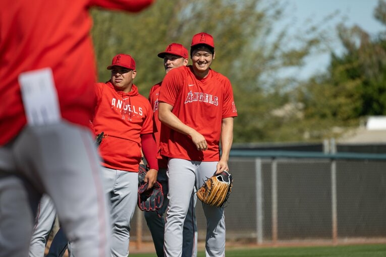 ベネズエラのホセ・スアレス投手と談笑する大谷　©Nanae Suzuki