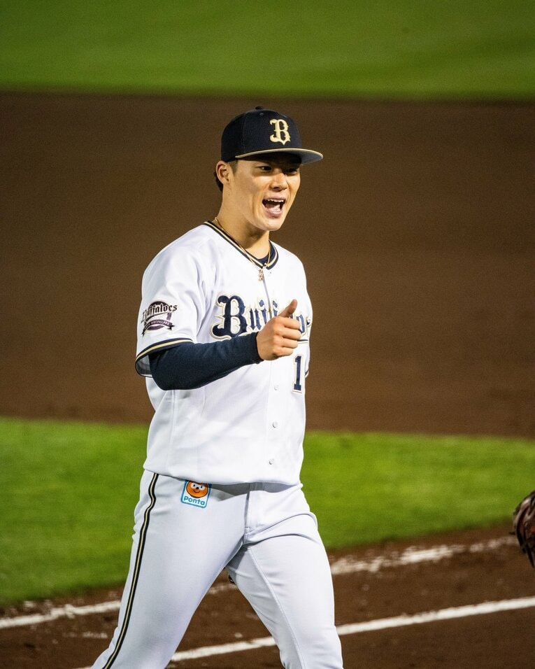 納得の投球にサムズアップする山本　©Nanae Suzuki