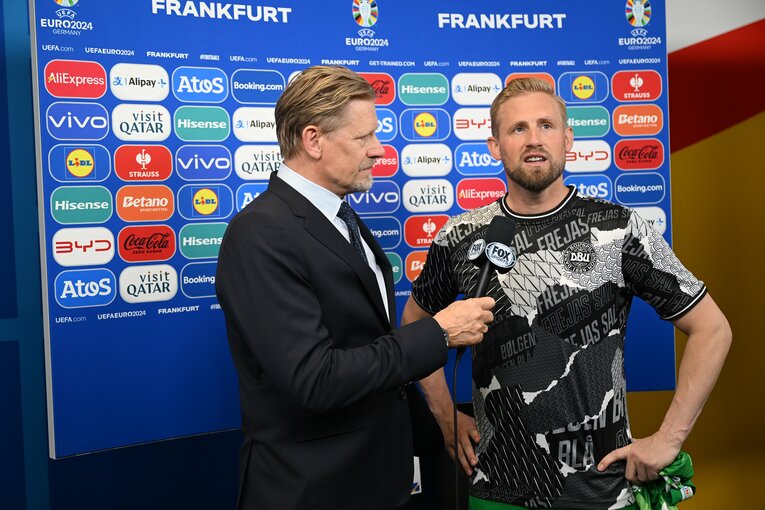 EUROでの試合後、キャスパー・シュマイケルにインタビューするのは、なんと父のピーター・シュマイケル　©Getty Images