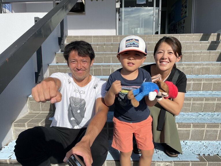 （左から）伊藤さんと息子さん、妻の美佳さん　写真は本人提供