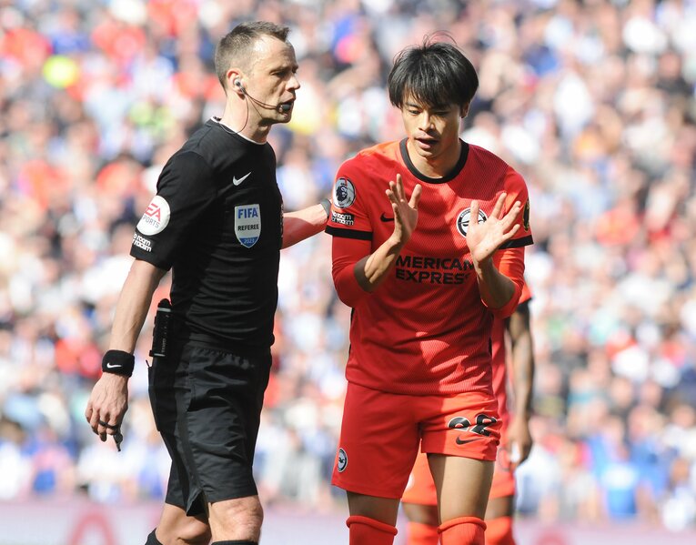 ホイビュアに踏まれた“PK疑惑”の直後、スチュアート・アトウェル主審に状況を説明する三笘　©AFLO