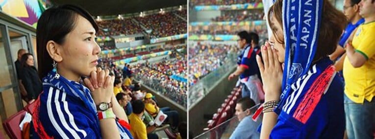 祈るような気持ちで、逆転された後の日本代表のプレーを見つめる2人。乙女の祈りも空しく……。