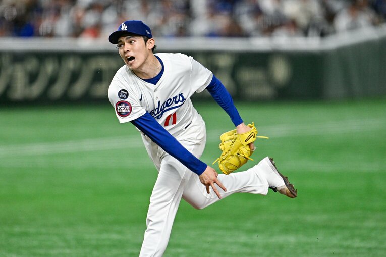 同タイミングでのメジャー挑戦となった23歳の佐々木と菅野は実に一回りの年齢差が…　©Nanae Suzuki