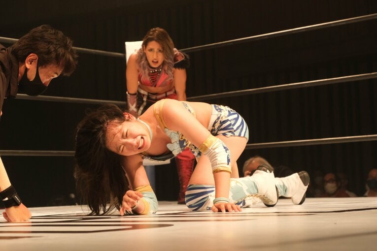 終盤、天咲がダウンするとジュリアはフォールせず、立ち上がるのを待った