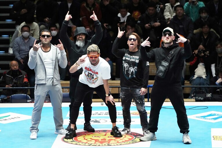 WAR DOGSも吠えながらポーズをとる　©Essei Hara