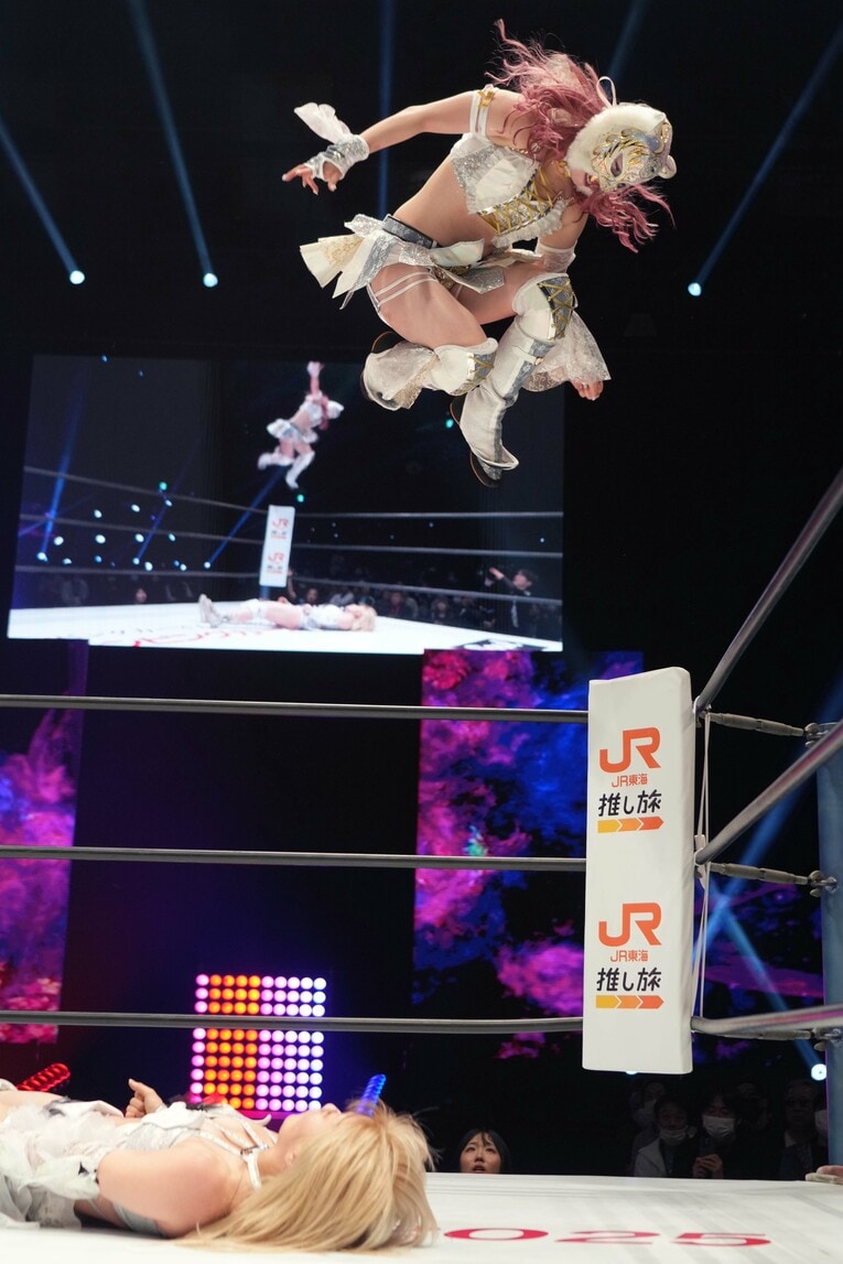 コーナーから高い飛翔を見せるスターライト・キッド　©Essei Hara