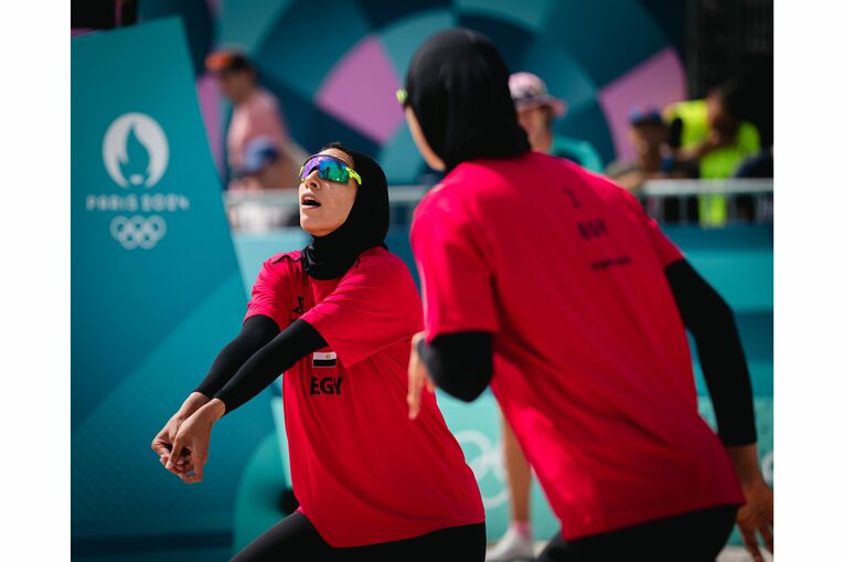 ヒジャブを着用してプレーするエジプト代表選手　©VolleyballWorld