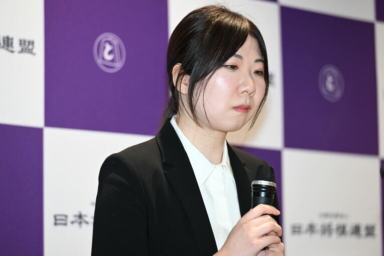 棋士編入試験第5局後、会見での西山の表情と気品あるお辞儀（全8枚中の3枚目）　©Keiji Ishikawa