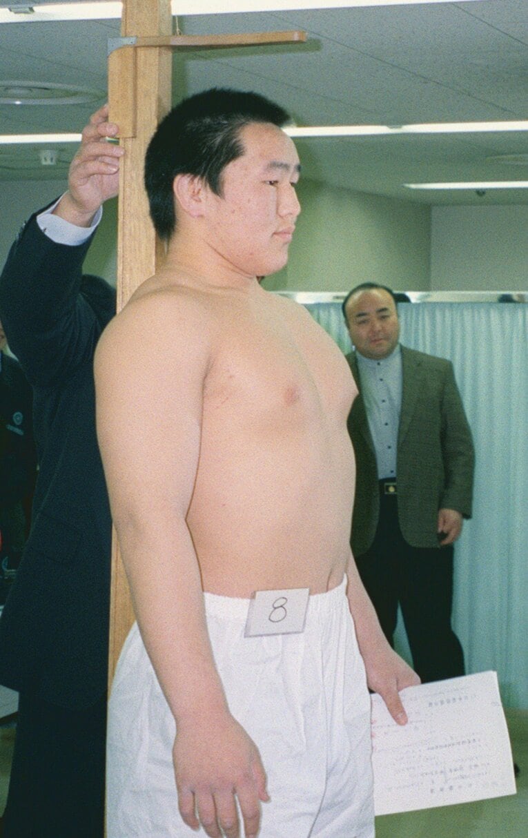 1999年1月、初場所での新弟子検査。難なくクリアし、若松部屋に入門したモンゴル出身のダグワドルジ（朝青龍）　©KYODO