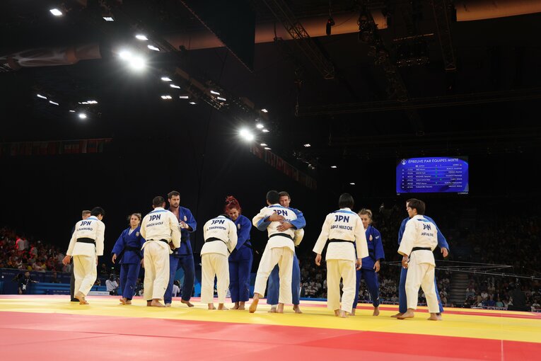 混合団体戦、準々決勝でセルビアに勝利した日本　©Tetsuya Higashikawa/JMPA