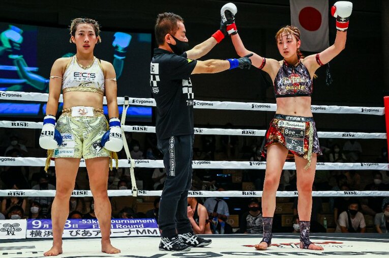 9月12日後楽園ホール大会のメインに勝利した寺山日葵（右）と、敗れた小林愛三。26年ぶりの“聖地”には拍手と熱気があふれた。 ／ photograph by Susumu Nagao