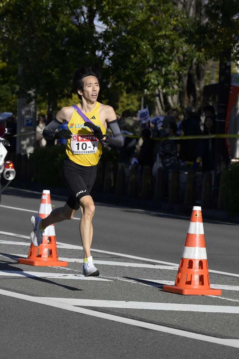 苦しみながらなんとか襷を繋いだ今年のニューイヤー駅伝　©PHOTO KISHIMOTO