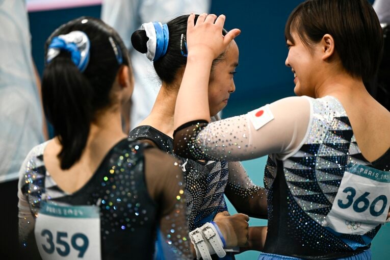 中村遥香の頭を優しく撫でる最年長の牛奥小羽　©Asami Enomoto/JMPA