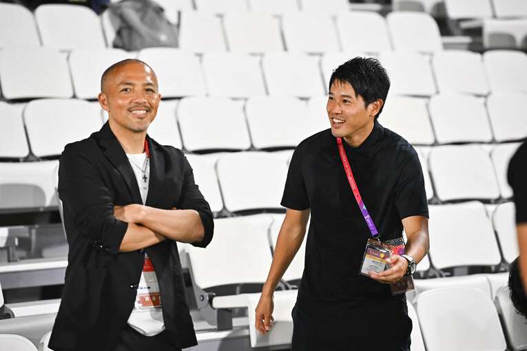 スペイン戦前日の練習に現れた小野伸二と内田篤人　©Takuya Kaneko／JMPA