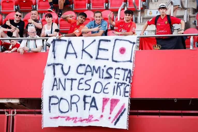 「クボ、ユニホームお願い」来季のレアル去就報道が出てもマジョルカで愛される久保建英…「残留か降格の最終節」で輝くか〈撮影者の視点〉(21)