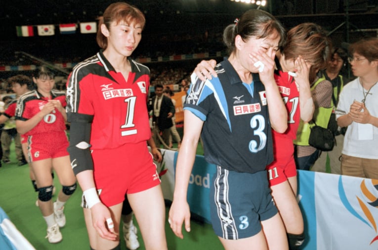 シドニー五輪最終予選で敗退し、五輪連続出場記録が途絶えた2000年。リベロ津雲博子（手前）らは試合後に号泣した　©Sankei Shimbun