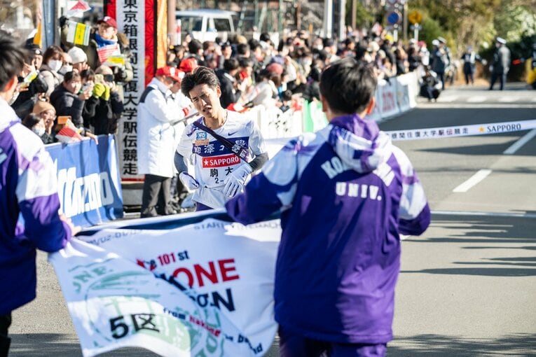 山川をチームメイトが迎える　©Nanae Suzuki