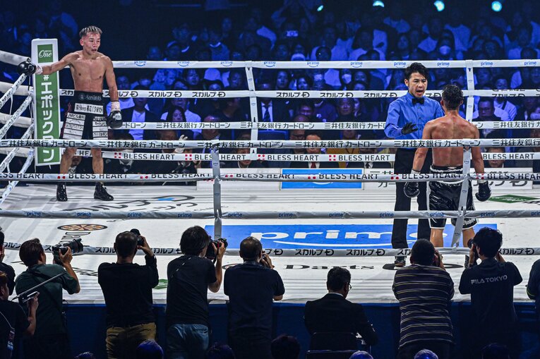 カウント中の堤聖也と井上拓真（4枚目／全4枚）©Takuya Sugiyama