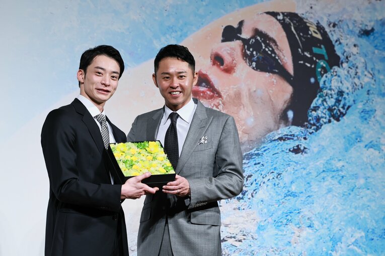 引退会見では先輩・北島康介がサプライズ登場　©︎JIJI PRESS