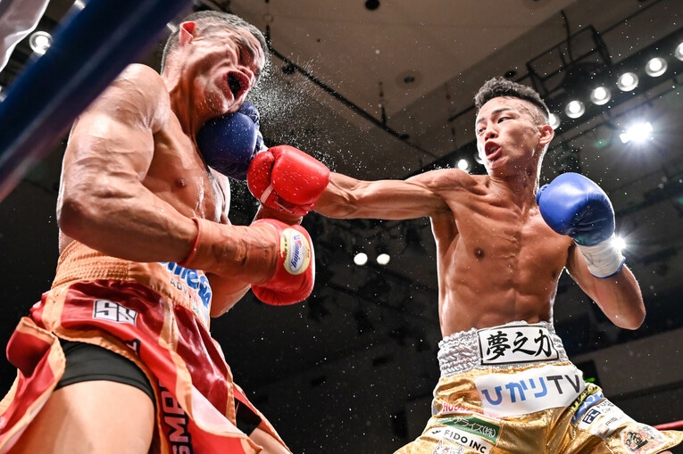 武居由樹の強烈な右フック　©Hiroaki Yamaguchi/AFLO