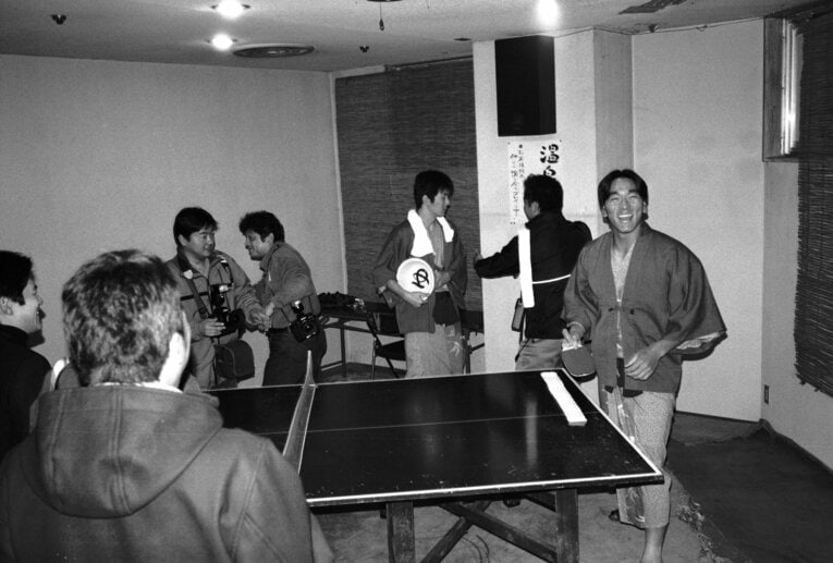 星稜高校の同級生と旅館で卓球　©Bungeishunju