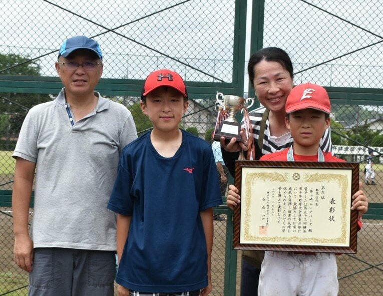 小学生時代の息子たちと撮影した吉川家の家族写真（本人提供）