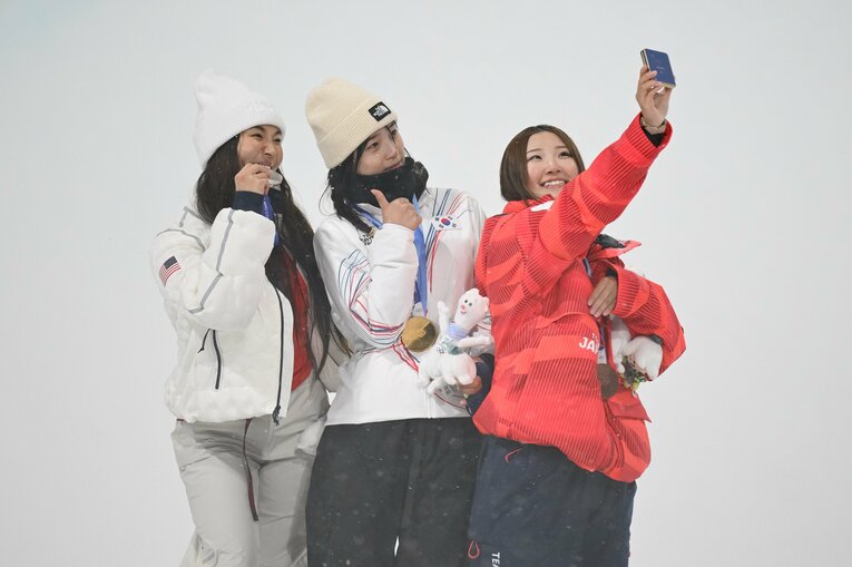 女子ハーフパイプ表彰台で恒例メダリスト自撮り　©Nanae Suzuki/JMPA
