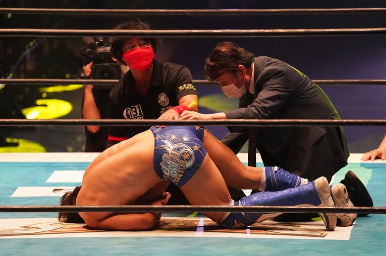 2021年のG1クライマックス、オカダ・カズチカ戦で負傷した瞬間　©Etsuo Hara／Getty Images