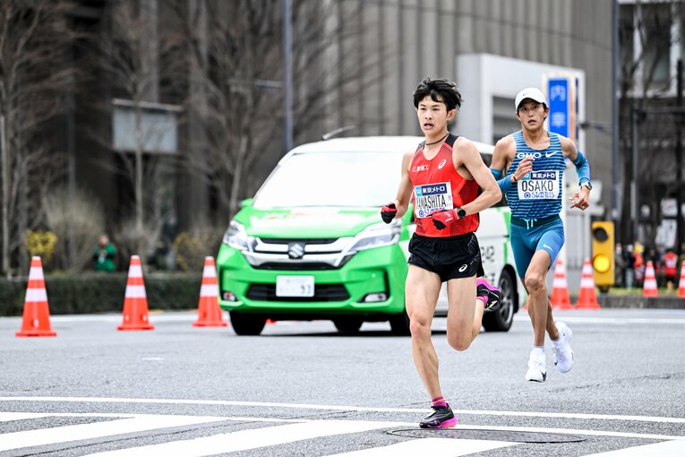 3月5日の東京マラソン40km過ぎ、大迫傑（Nike）を引き離しにかかる山下一貴（三菱重工）。日本歴代3位となる2時間5分51秒で日本人トップ。山下は駒澤大OBだ　©Yuki Suenaga