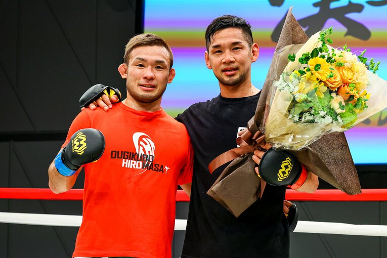 引退試合の後には、扇久保から花束を手渡された　©Susumu Nagao