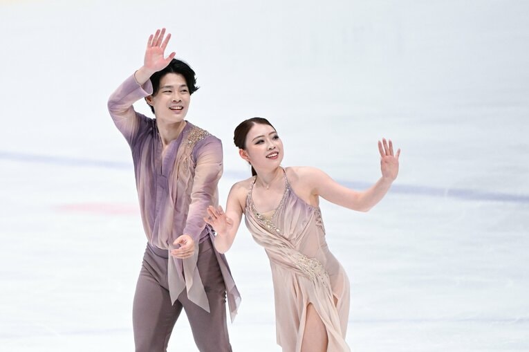 初の国際大会出場となった「木下グループ杯」で演技を行う紀平梨花・西山真瑚　©Asami Enomoto【スワイプするとそのほかの写真もご覧になれます】