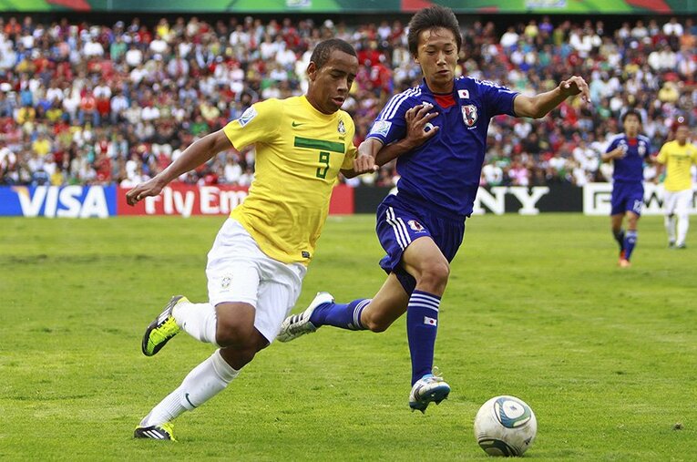 U-17W杯に出場した室屋成。マッチアップの相手は現ガンバのアデミウソン ／ photograph by Getty Images